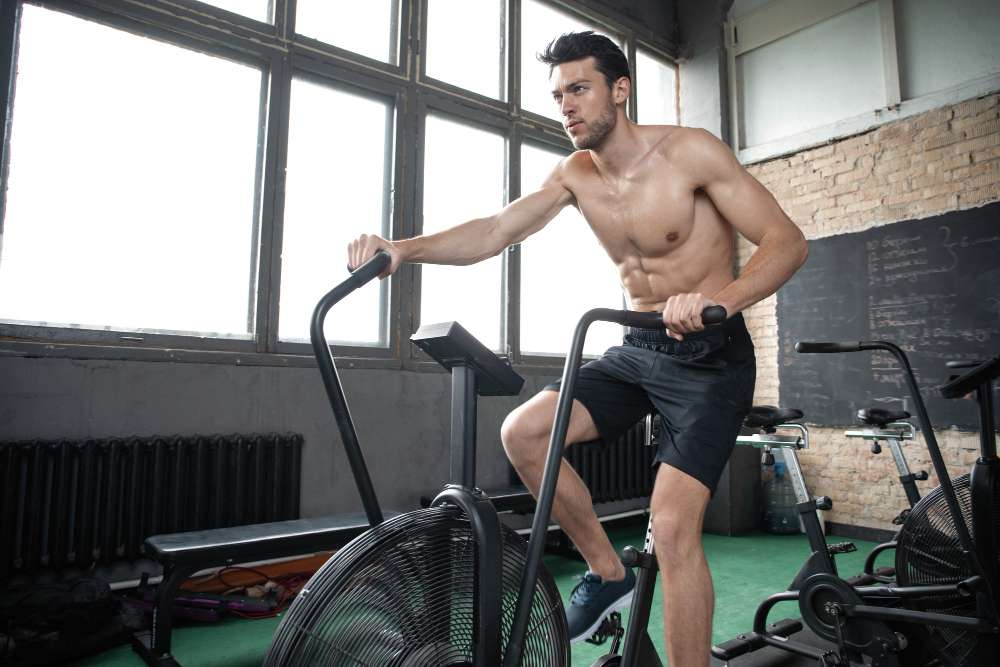 El airbike o bicicleta indoor mejora la resistencia