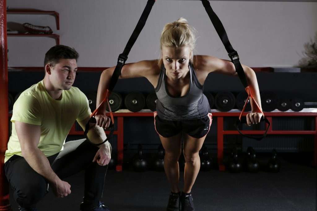 Entrenar solo o con un entrenador personal