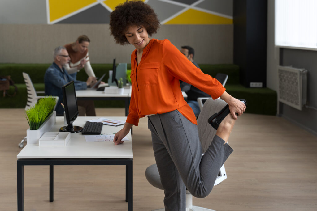 mujer en la oficina haciendo deporte